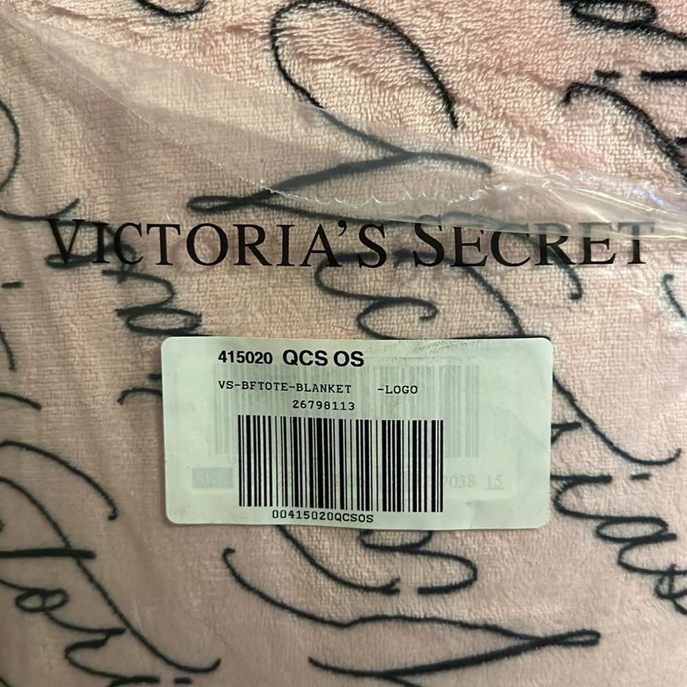New in package Victoria’s Secret Sherpa throw Blanket
